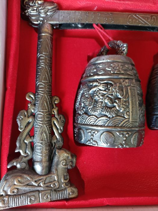 Sinos chineses de metal antigo