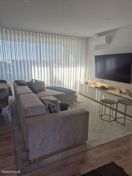 Arrenda-se T2 de luxo com terraço