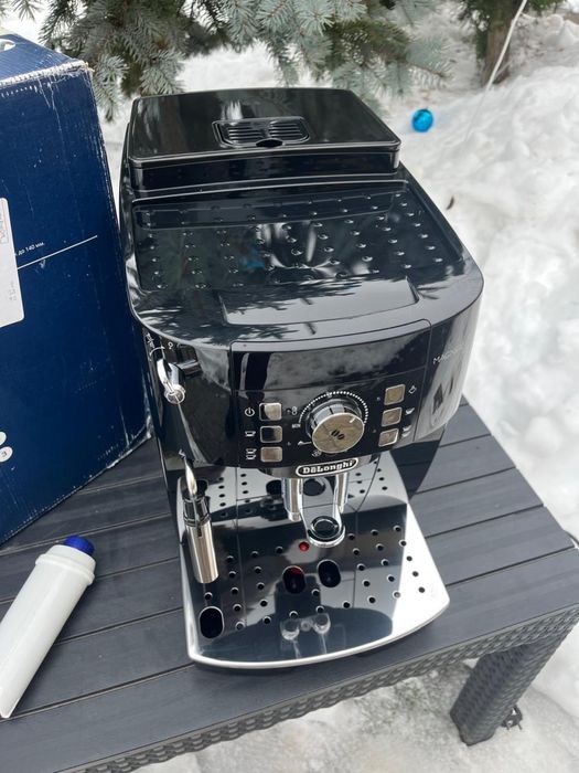 Кавоварка Delonghi Magnifica S  2024 рік 11 місяць гарантія
