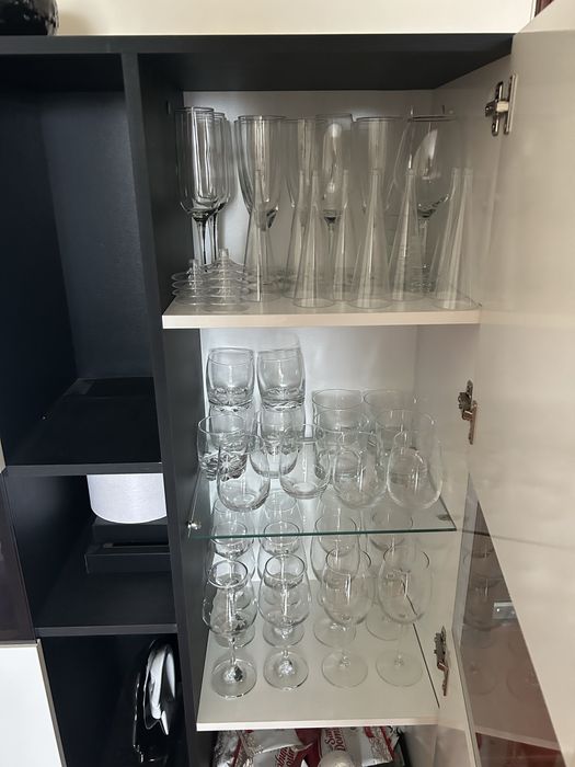 Mobiliario de sala de estar branco e preto