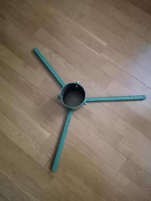 Подставка тренога для большой  ёлки металлическая