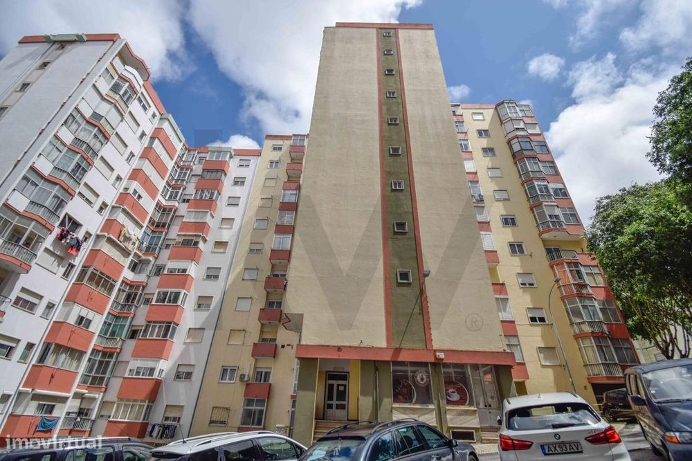 T1 na Reboleira a 600m do comboio e metro