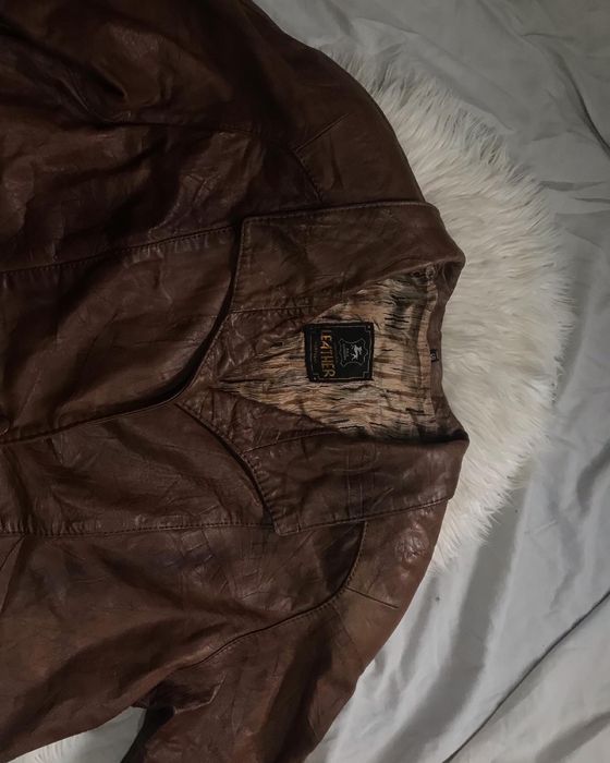 Blusão / Casaco Vintage de pele com bolsos e ombreiras