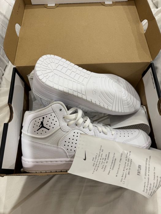 Sapatilhas Air Jordan 1 Mid “Triple White”.