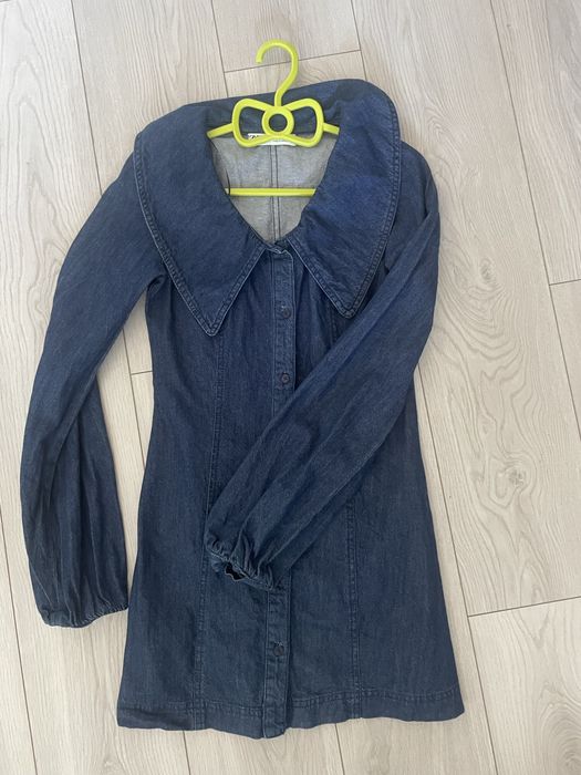 Джинсовое платье ZARA XS, стильное, с объёмным воротником