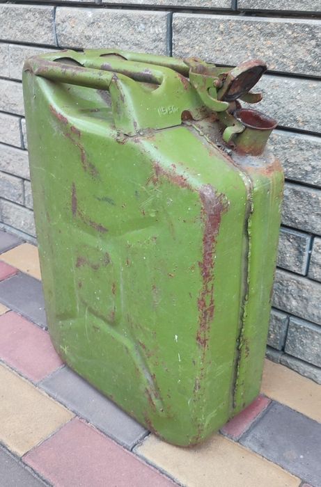 Продам металеву каністру, залізну каністру, жилезную канистру.