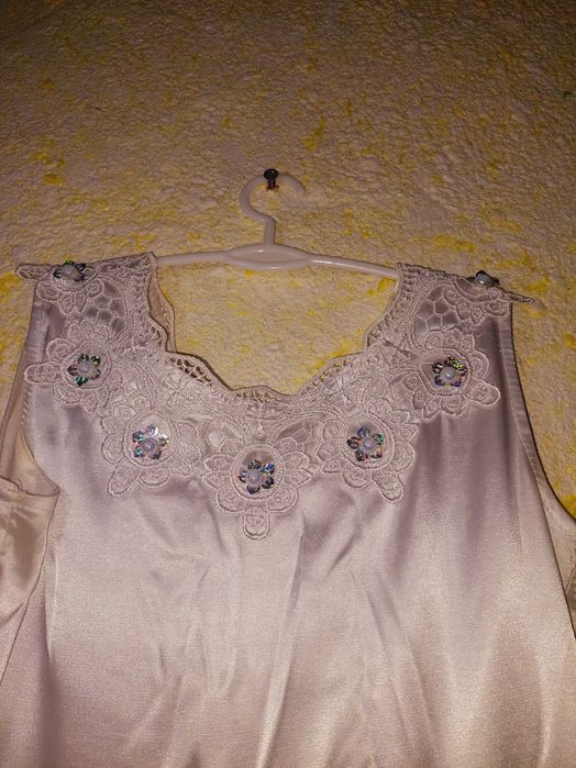 Бальна сукня з перлинками на вирізі