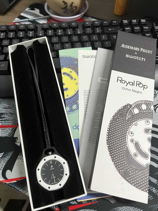 Swatch x AP Royal Pop Ocho Negro Czarno-biały zegarek unisex