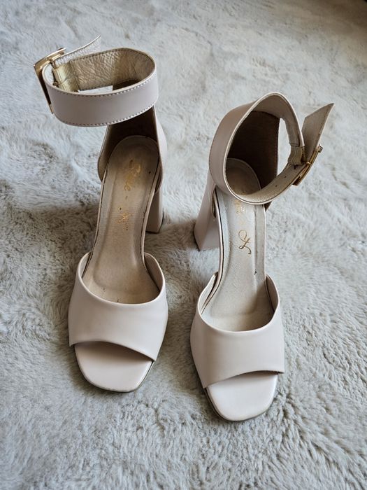 Босоніжки шкіряні бежеві