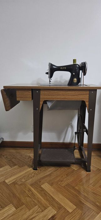 Máquina de bordar "antiga" mas que trabalha divinalmente.