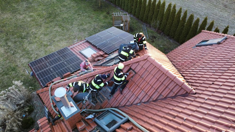 Naprawy dachów po kunach / kuna na dachu /  Izolacje pianą i celulozą