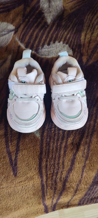 Кросівки на дівчинку