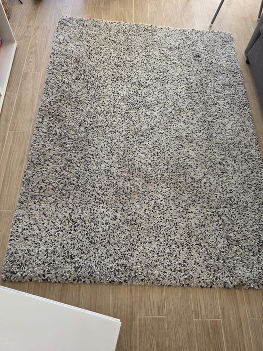 Tapete IKEA preto e branco de pelo alto