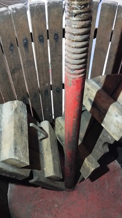 Prensa de Uvas em Ótimo Estado