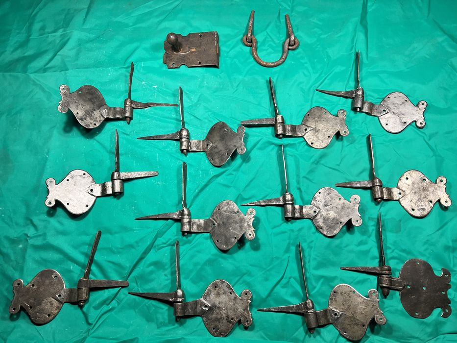 Stare kompletne zawiasy pałac dworek 12 sztuk  + zasuwa