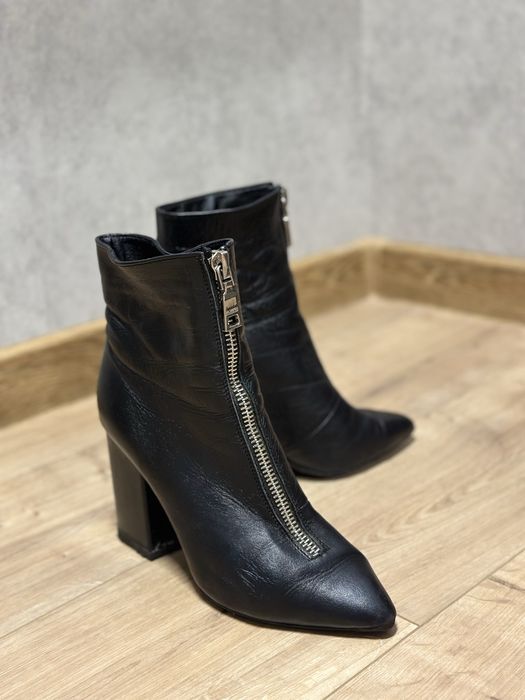 Чорні демісезонні ботильйони на каблуку