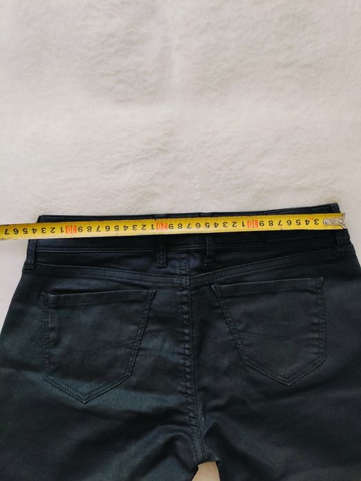 czarne, woskowane spodnie damskie marki Cross Jeans