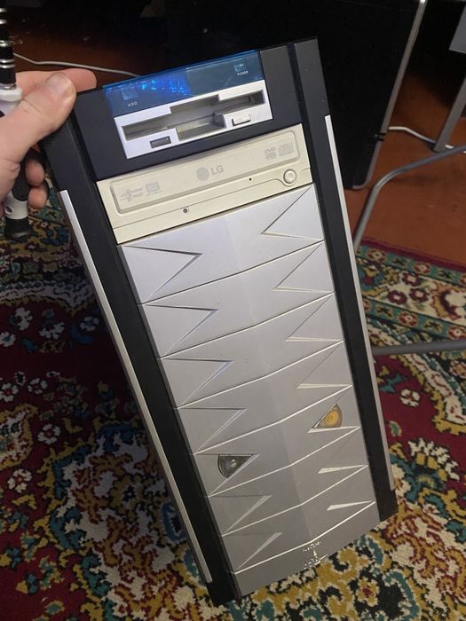 Старий комп'ютер на деталі