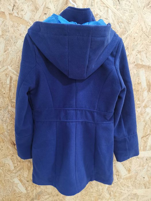 Casaco com capuz de cor azul