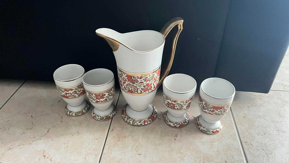 Conjunto de jarro com quatro copos