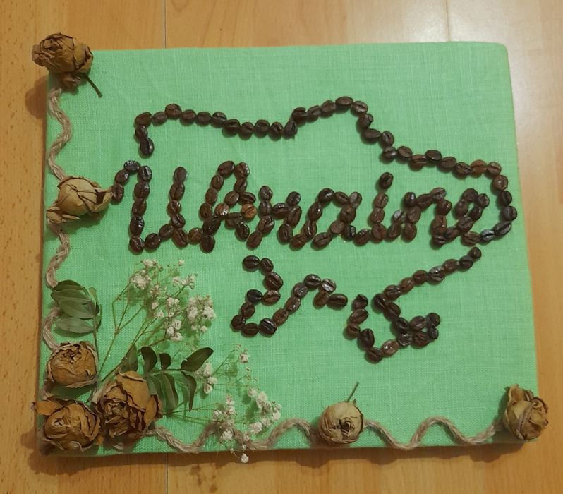 Картина з кави і квітів