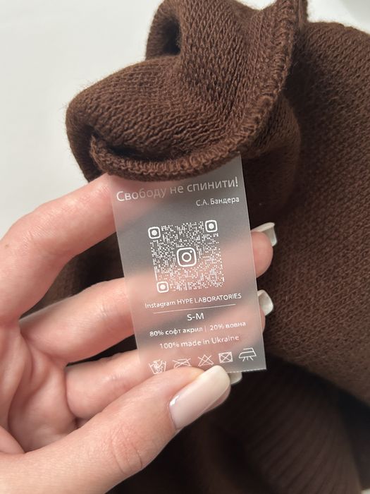 Вкорочений светр та спідниця