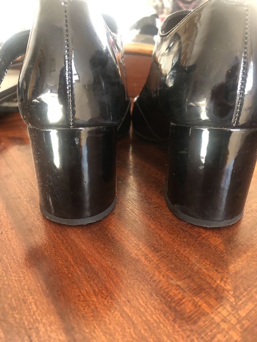 Sapatos clássicos pretos, em verniz interior e sola em pele.