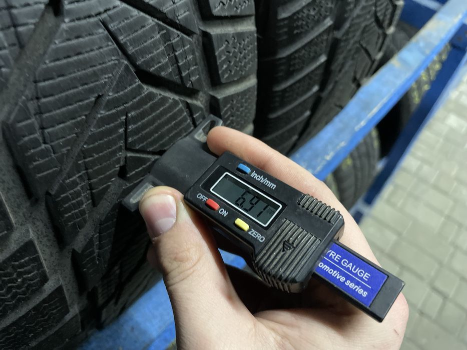 Продам пару зимових шин Vredestein 225/55 R16