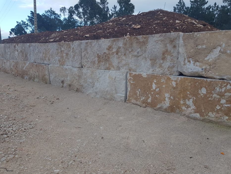 Vendo pedra serrada para muro