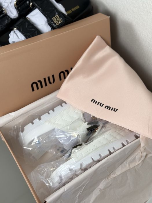 Тапки Miu Miu | шлепки Miu Miu чорні білі В НАЯВНОСТІ