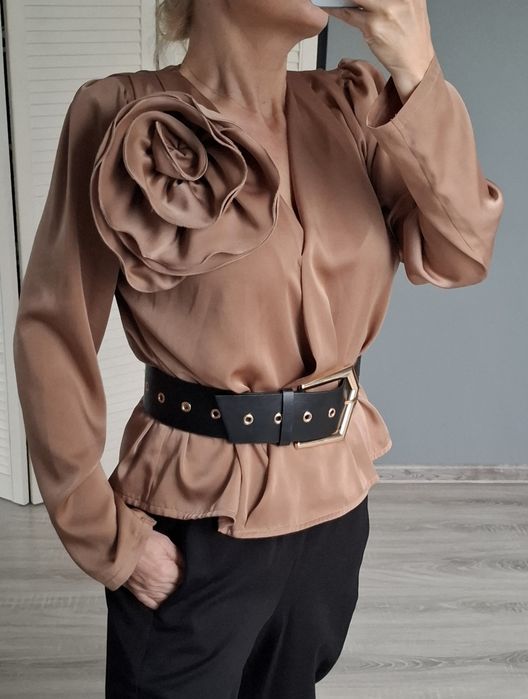 Bluzka satynowa z kwiatem belluci beżowa 36