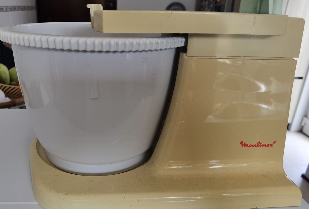 Batedeira Moulinex.