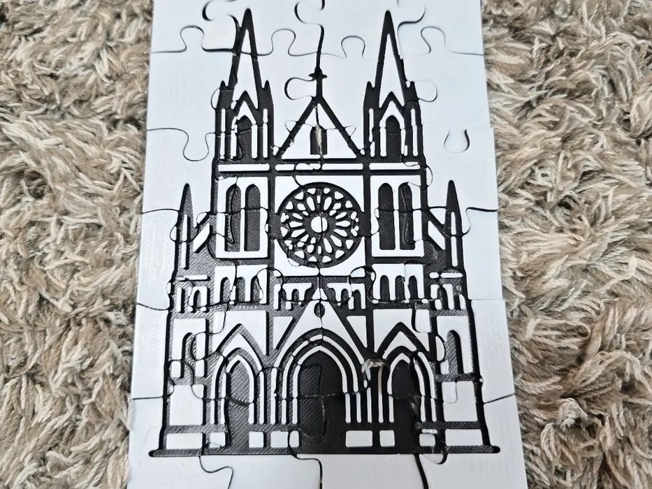 Puzzle em Silhueta de Catedral Gótica