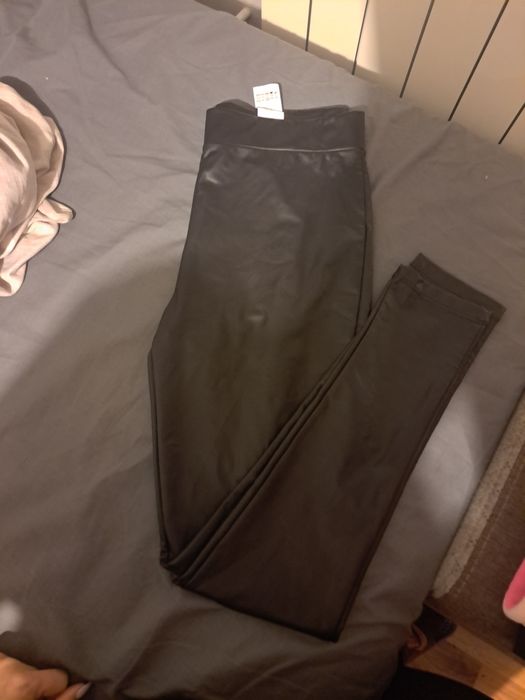 Legginsy lateksowe pull&bear L