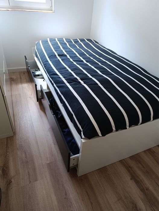Cama com gavetas