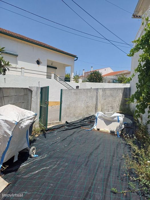 Moradia para remodelação em local soalheiro
