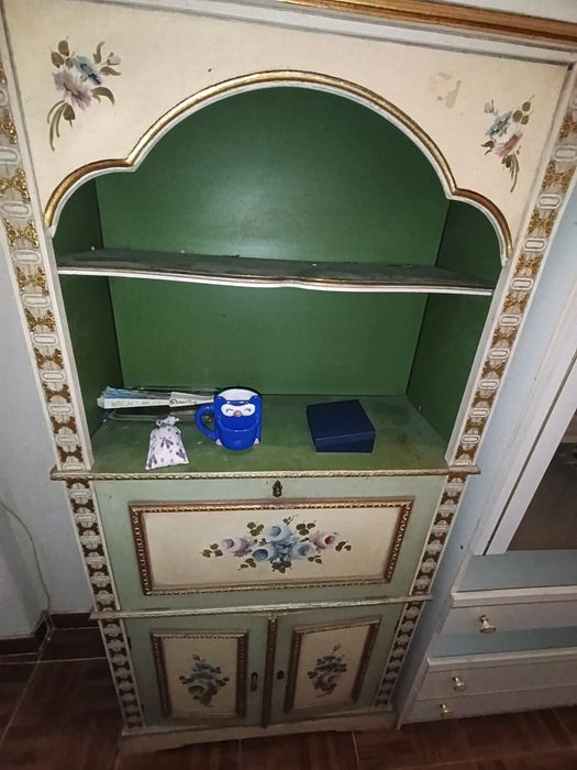 Móvel antigo com decoração