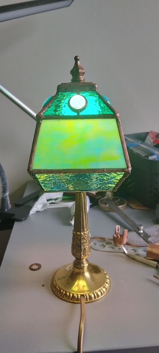 Lampa stołowa z kloszem ze szkła witrażowego
