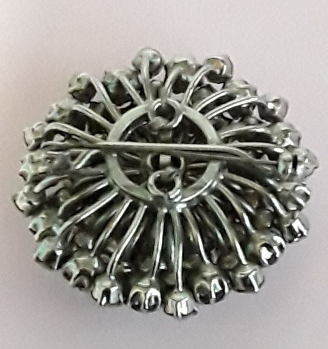 Alfinete / Pregadeira / Broche verde esmeralda e branco, antigo