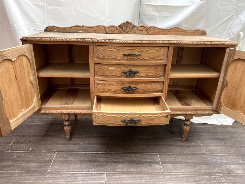 Móvel Aparador de Madeira 2 portas e 4 gavetas