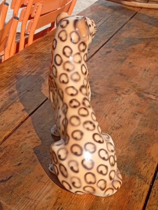 Leopardo em cerâmica