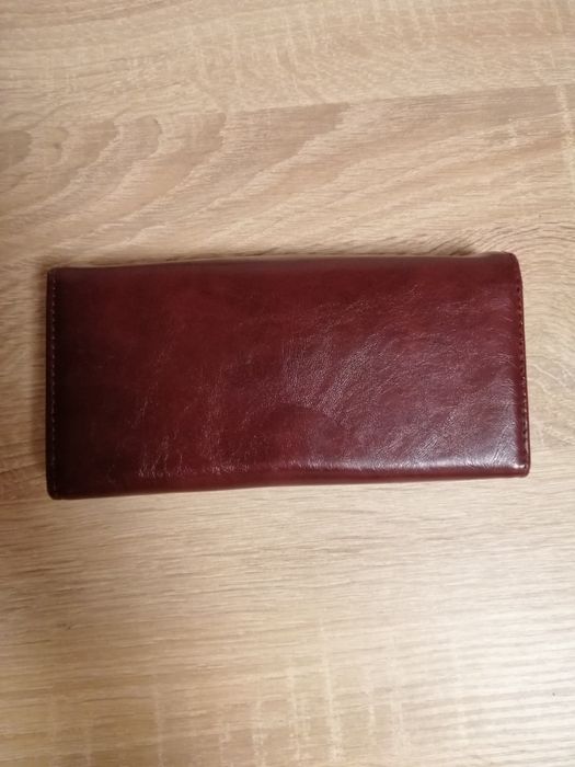 Віддам дуже гарний гаманець для коштів та карток!