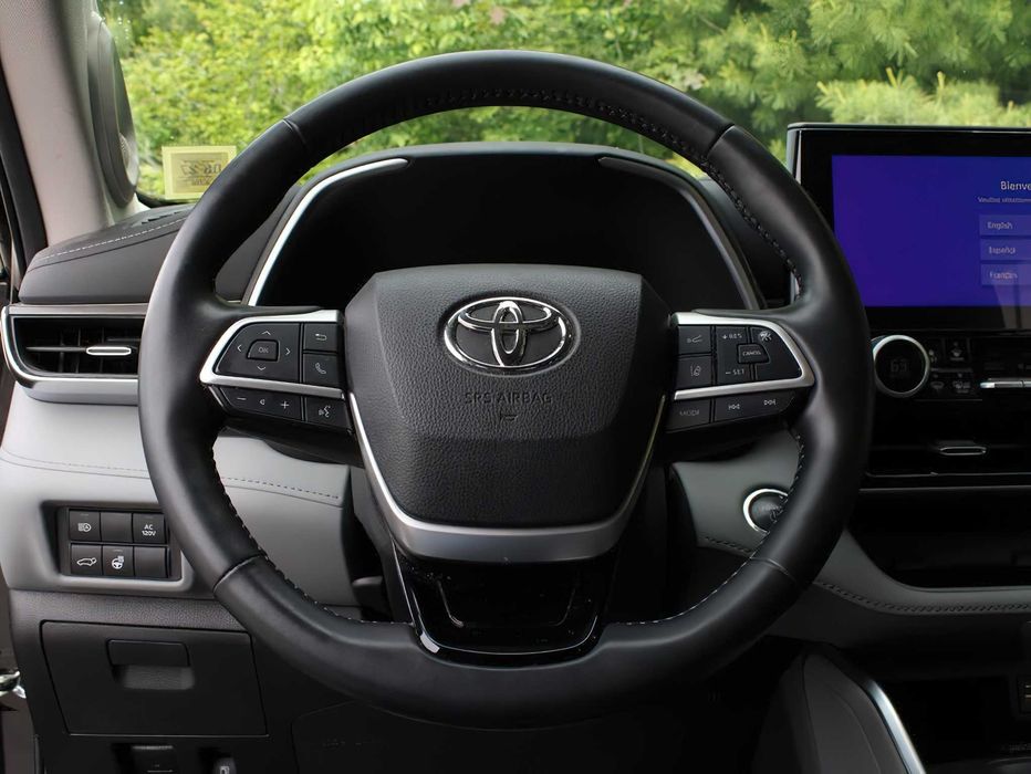 Toyota Highlander Hybrid Limited      2023