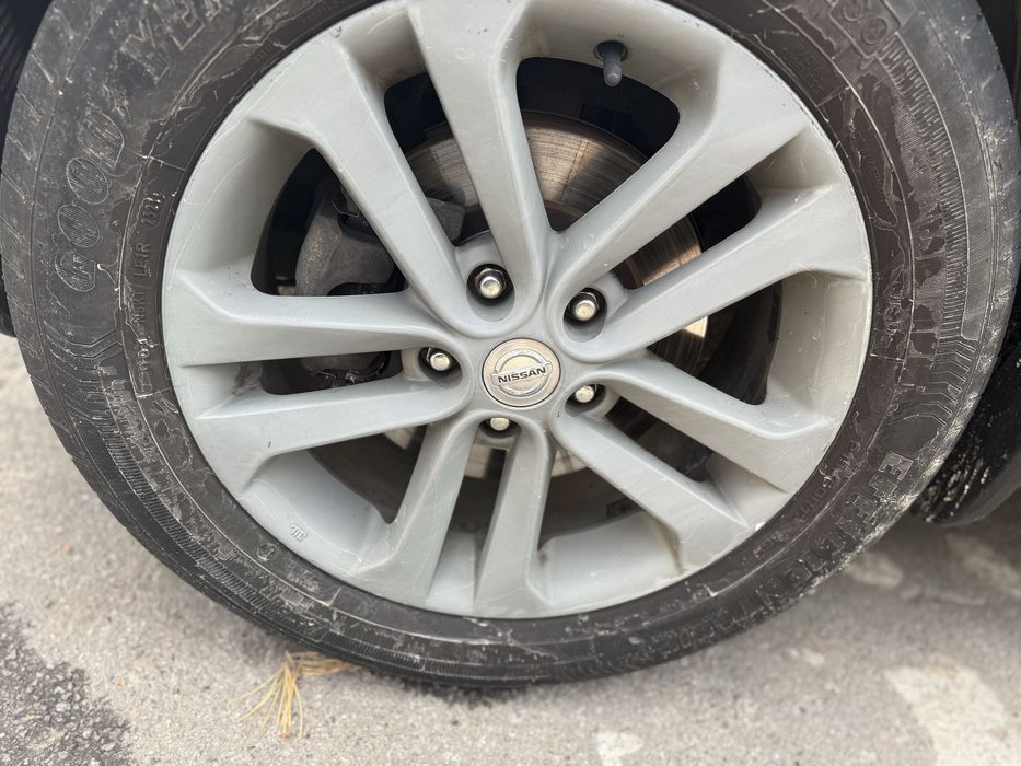 Nissan Juke шоколадного кольору кроссовер жук нисан