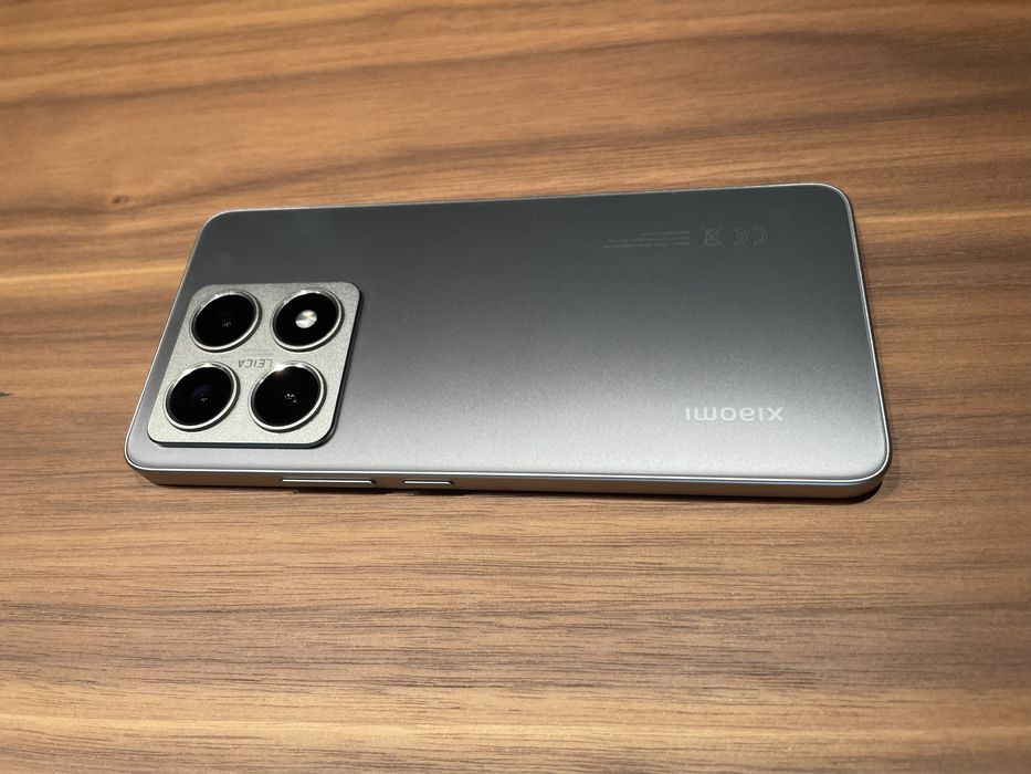 Xiaomi 14T com carregador e duas capas