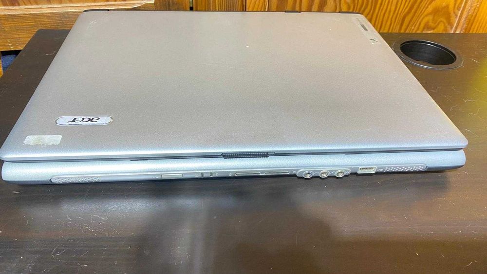 Computador Portatil Antigo -  muito bem estimado e funcional