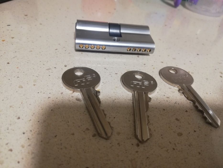 Cilindro fechadura 30mmx30mm MF novo (3 chaves)