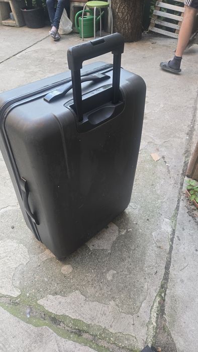 Walizka podróżna duża.  Plastikowa.