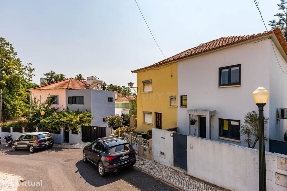 Moradia T2 Renovada com Jardim, Cave e Terraço | Viva o melhor de Belé