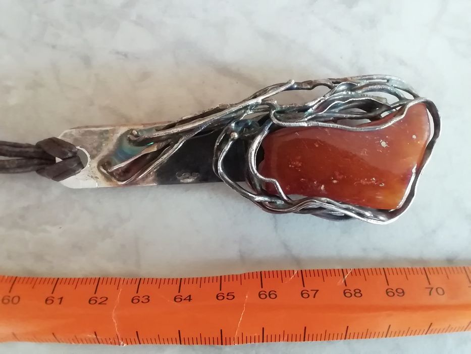 Wisior bursztyn w srebrze, ręcznie oprawiony, sygnowany.